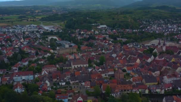 Almanya Nın Eski Kenzingen Kentinin Hava Manzarası Öğleden Sonra Bulutlu — Stok video