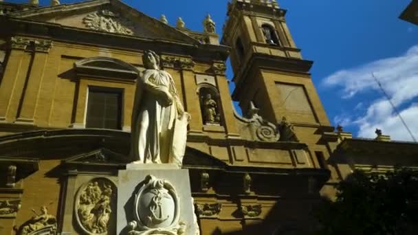 バレンシアの教会を背景に噴水像のショット カメラのパンが残っている — ストック動画