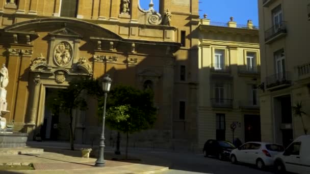 Shot Van Fontein Standbeeld Met Kerk Valencia Achtergrond Camerapannen Links — Stockvideo