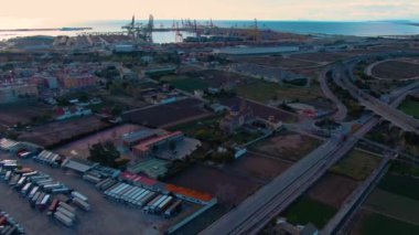 Limana yakın güneşli bir sabahta Valencia şehrinin hava manzarası.