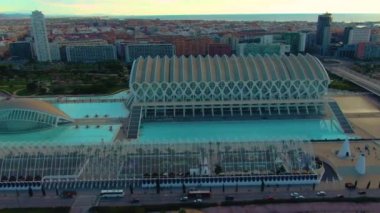 Limana yakın güneşli bir sabahta Valencia şehrinin hava manzarası.