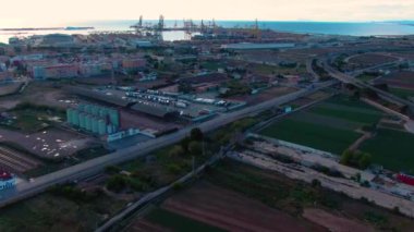 Limana yakın güneşli bir sabahta Valencia şehrinin hava manzarası.