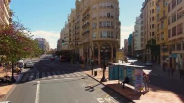 İspanya, Valencia sokaklarında açık bir çift katlı otobüsün üstünde uçuyor.