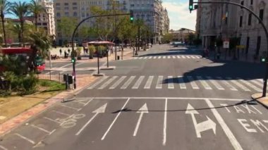 İspanya, Valencia sokaklarında açık bir çift katlı otobüsün üstünde uçuyor.