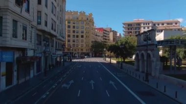İspanya, Valencia sokaklarında açık bir çift katlı otobüsün üstünde uçuyor.