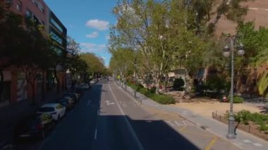 İspanya, Valencia sokaklarında açık bir çift katlı otobüsün üstünde uçuyor.