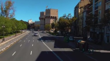 İspanya, Valencia sokaklarında açık bir çift katlı otobüsün üstünde uçuyor.