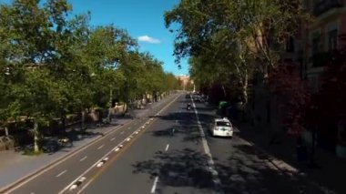 İspanya, Valencia sokaklarında açık bir çift katlı otobüsün üstünde uçuyor.