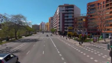 İspanya, Valencia sokaklarında açık bir çift katlı otobüsün üstünde uçuyor.