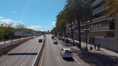 İspanya, Valencia sokaklarında açık bir çift katlı otobüsün üstünde uçuyor.