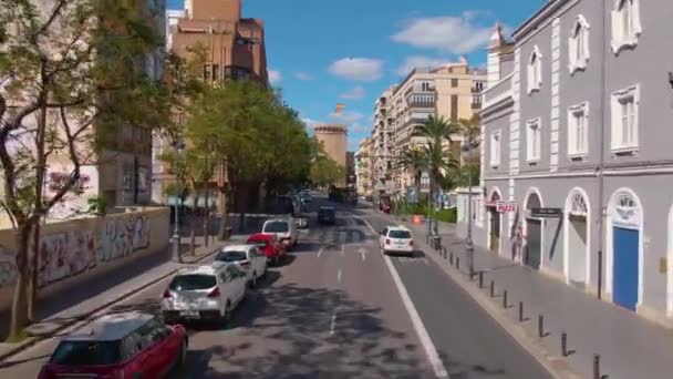 Létání Ulicemi Valencie Španělsko Vrcholu Otevřeného Dvoupatrového Autobusu — Stock video