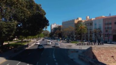 İspanya, Valencia sokaklarında açık bir çift katlı otobüsün üstünde uçuyor.
