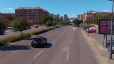 İspanya, Valencia sokaklarında açık bir çift katlı otobüsün üstünde uçuyor.