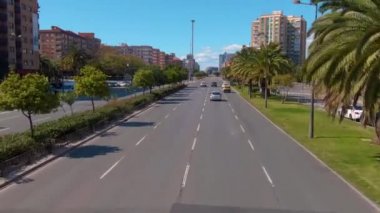 İspanya, Valencia sokaklarında açık bir çift katlı otobüsün üstünde uçuyor.