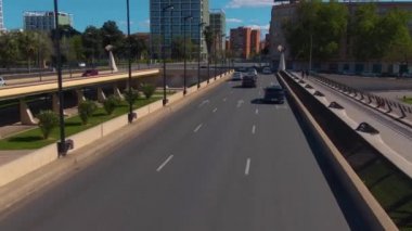 İspanya, Valencia sokaklarında açık bir çift katlı otobüsün üstünde uçuyor.
