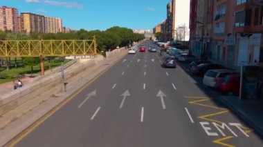 İspanya, Valencia sokaklarında açık bir çift katlı otobüsün üstünde uçuyor.