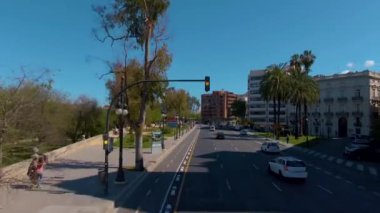 İspanya, Valencia sokaklarında açık bir çift katlı otobüsün üstünde uçuyor.