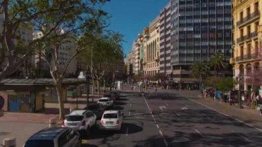 İspanya, Valencia sokaklarında açık bir çift katlı otobüsün üstünde uçuyor.