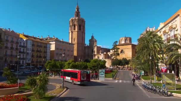 Flyger Genom Gatorna Valencia Spanien Toppen Öppen Dubbeldäckare Buss — Stockvideo