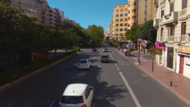 İspanya, Valencia sokaklarında açık bir çift katlı otobüsün üstünde uçuyor.