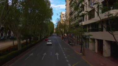 İspanya, Valencia sokaklarında açık bir çift katlı otobüsün üstünde uçuyor.