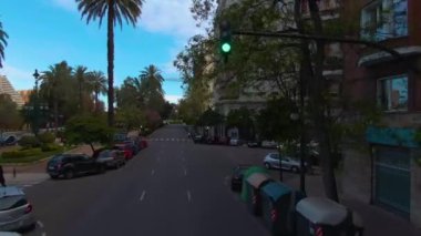 İspanya, Valencia sokaklarında açık bir çift katlı otobüsün üstünde uçuyor.