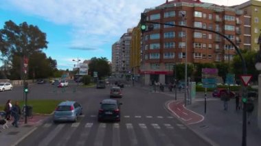 İspanya, Valencia sokaklarında açık bir çift katlı otobüsün üstünde uçuyor.