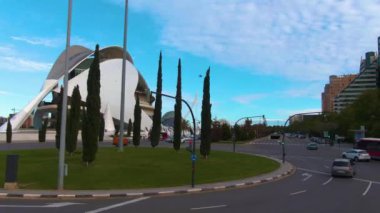 İspanya, Valencia sokaklarında açık bir çift katlı otobüsün üstünde uçuyor.