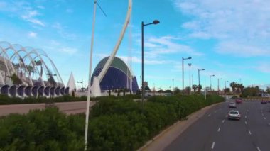 İspanya, Valencia sokaklarında açık bir çift katlı otobüsün üstünde uçuyor.