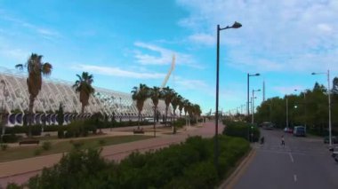 İspanya, Valencia sokaklarında açık bir çift katlı otobüsün üstünde uçuyor.