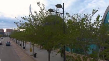 İspanya, Valencia sokaklarında açık bir çift katlı otobüsün üstünde uçuyor.