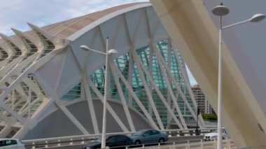 İspanya, Valencia sokaklarında açık bir çift katlı otobüsün üstünde uçuyor.