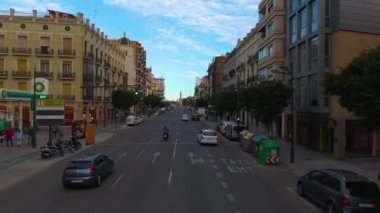 İspanya, Valencia sokaklarında açık bir çift katlı otobüsün üstünde uçuyor.