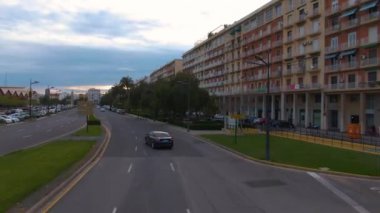 İspanya, Valencia sokaklarında açık bir çift katlı otobüsün üstünde uçuyor.