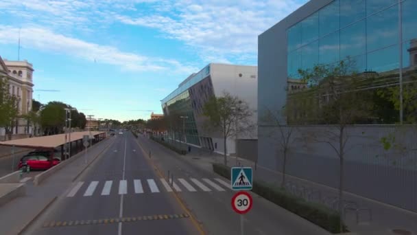 Пролетая Улицам Валенсии Испания Крыше Открытого Двухэтажного Автобуса — стоковое видео