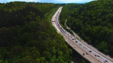 Almanya 'da Karlsruhe kenti yakınlarındaki otoban üçgeninin hava görüntüsü Basel, Stuttgart ve Frankfurt' a gidiyor.
