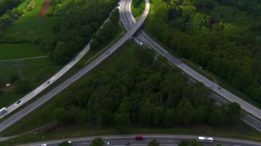 Almanya 'da Karlsruhe kenti yakınlarındaki otoban üçgeninin hava görüntüsü Basel, Stuttgart ve Frankfurt' a gidiyor.