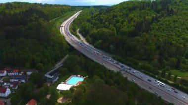 Almanya 'da Karlsruhe kenti yakınlarındaki otoban üçgeninin hava görüntüsü Basel, Stuttgart ve Frankfurt' a gidiyor.