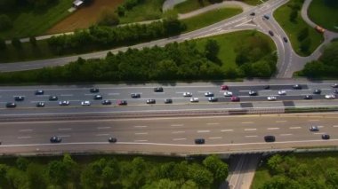 Almanya 'da Karlsruhe kenti yakınlarındaki otoban üçgeninin hava görüntüsü Basel, Stuttgart ve Frankfurt' a gidiyor.
