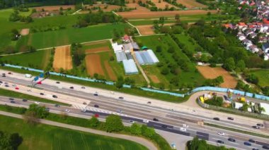 Almanya 'da Karlsruhe kenti yakınlarındaki otoban üçgeninin hava görüntüsü Basel, Stuttgart ve Frankfurt' a gidiyor.