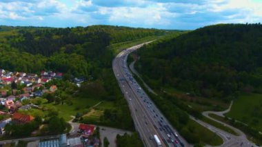 Almanya 'da Karlsruhe kenti yakınlarındaki otoban üçgeninin hava görüntüsü Basel, Stuttgart ve Frankfurt' a gidiyor.