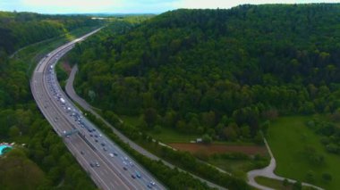 Almanya 'da Karlsruhe kenti yakınlarındaki otoban üçgeninin hava görüntüsü Basel, Stuttgart ve Frankfurt' a gidiyor.