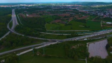 Almanya 'da Karlsruhe kenti yakınlarındaki otoban üçgeninin hava görüntüsü Basel, Stuttgart ve Frankfurt' a gidiyor.