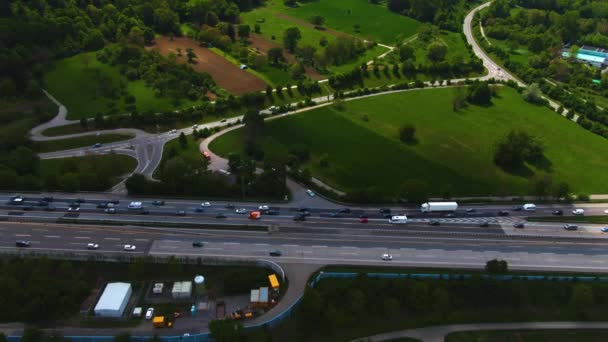 Ilmakuva Autobahnin Ylityskolmiosta Karlsruhen Kaupungin Vieressä Saksassa Menossa Baseliin Stuttgartiin — kuvapankkivideo