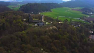Volksmarsen, Hessen, Almanya 'daki Castle Zur Kugelsburg' un ilkbaharın başlarındaki hava görüntüsü.