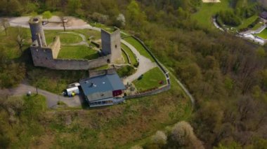 Volksmarsen, Hessen, Almanya 'daki Castle Zur Kugelsburg' un ilkbaharın başlarındaki hava görüntüsü.