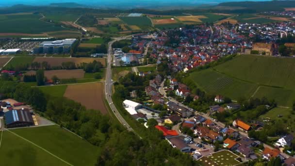 春天阳光灿烂的日子里 Untergruppenbach村和Stettenfelsen城堡的空中景观 — 图库视频影像