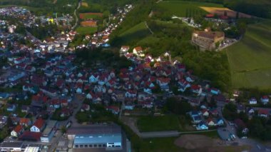 Güneşli bir baharda köyün havadan görünüşü Untergruppenbach ve Stettenfelsen kalesi