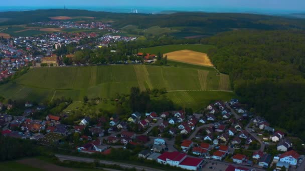 春天阳光灿烂的日子里 Untergruppenbach村和Stettenfelsen城堡的空中景观 — 图库视频影像