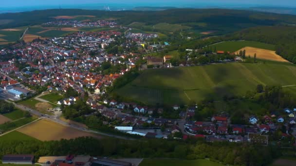 Luftaufnahme Des Dorfes Untergruppenbach Und Der Burg Stettenfelsen Einem Sonnigen — Stockvideo
